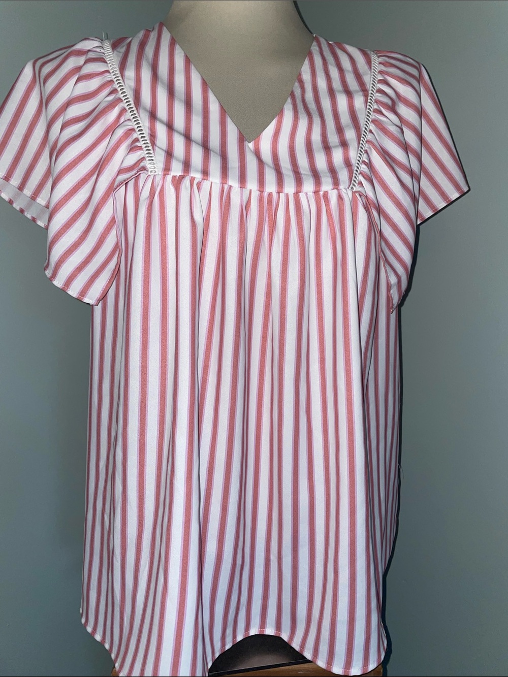 Kate Kasin Striped V-Neck Flutter Sleeve Top in Pink and White. Size Large